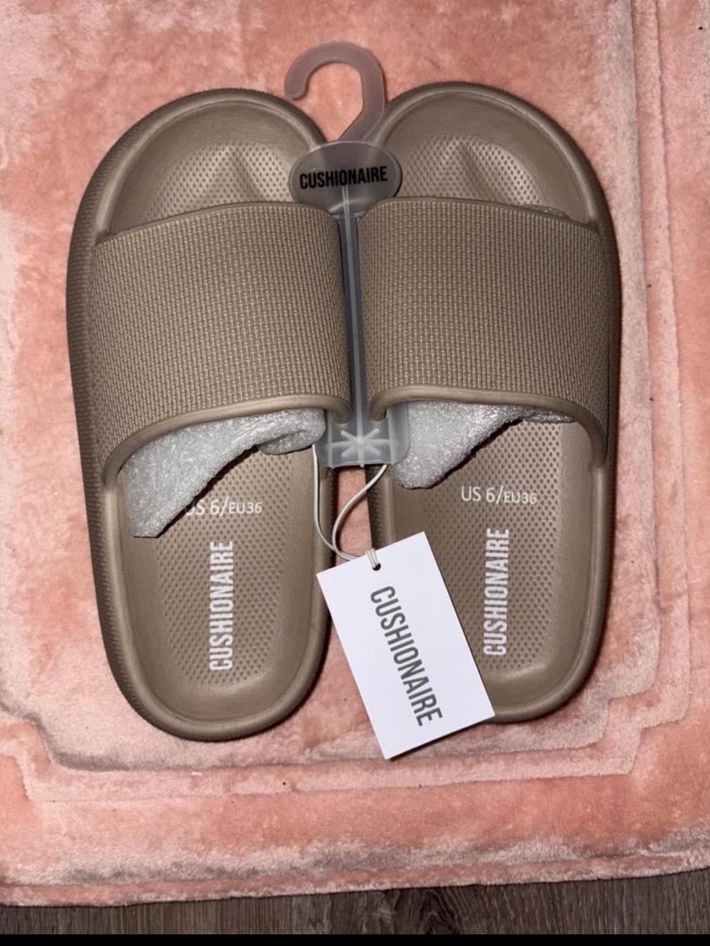 NWT Cushionaire Feather Pillow Slides size 6 in the color Putty
